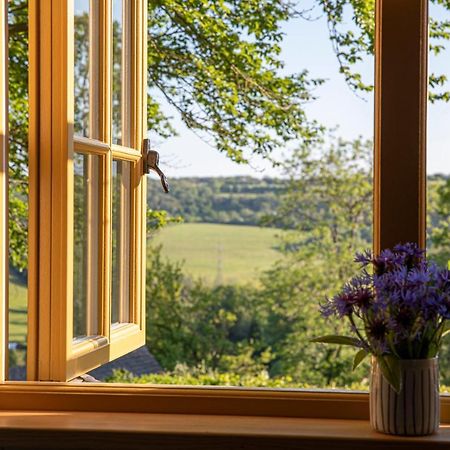 Hill House B & B & Luxury Shepherds Huts Castle Combe Exterior photo